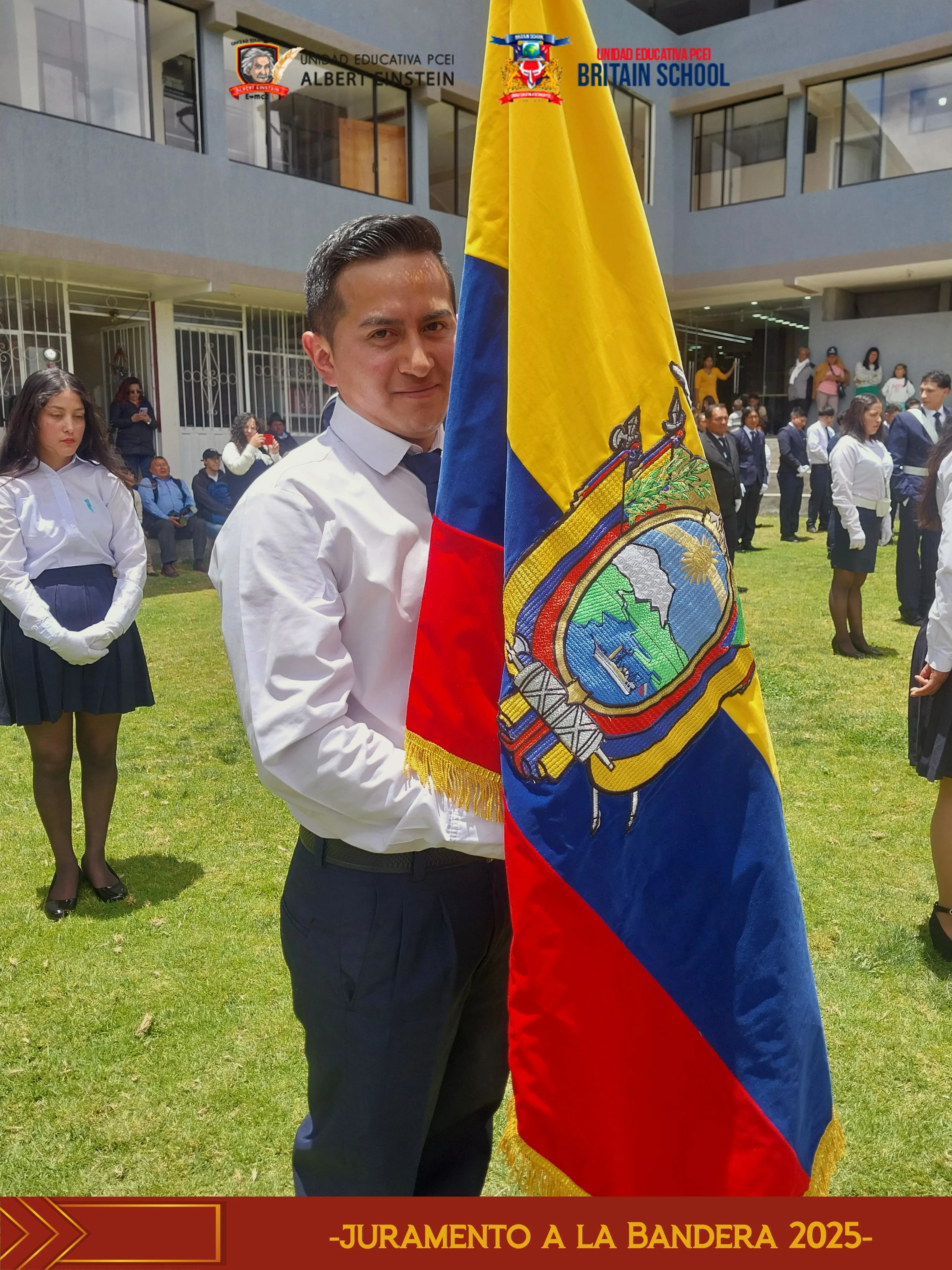 Estudiantes del Britain School participando en izada de bandera en el patio del colegio